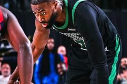 YABO-塔图姆回归赛场，战术调整首场状态亮眼，巴塞罗那观众沸腾！的简单介绍